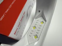 Blick in den Bogen: drei LEDs im Mini-Lichthärtungsgerät